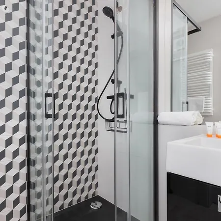 Slaska With Parking & Gym Business District By Renters شقة *