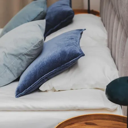 Slaska With Parking & Gym Business District By Renters *