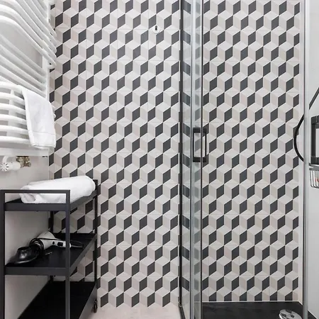 Slaska With Parking & Gym Business District By Renters *