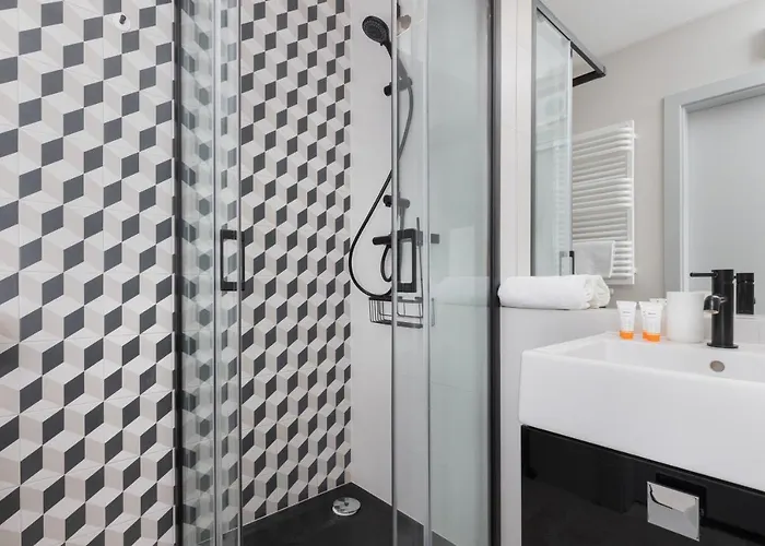 Slaska With Parking & Gym Business District By Renters Apartment *